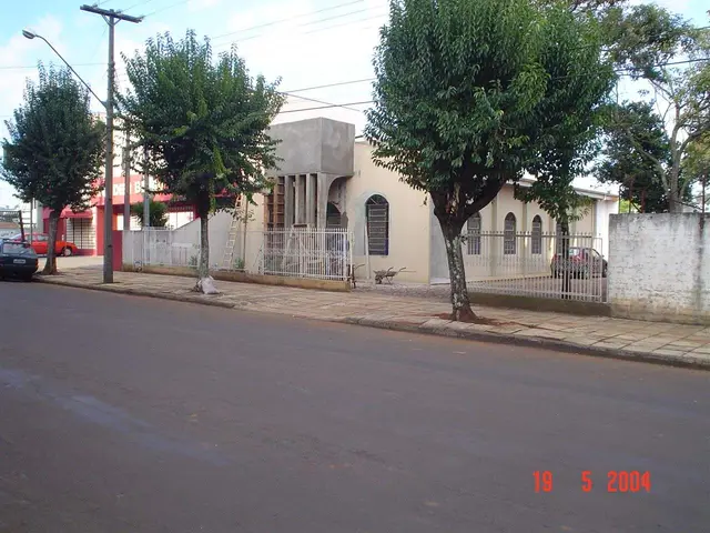 Fachada do templo em obra, com árvores na calçada da Av. Brasil