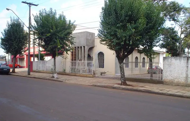 Fachada do templo em construção em 2004, com andaime e árvores na calçada da Av. Brasil