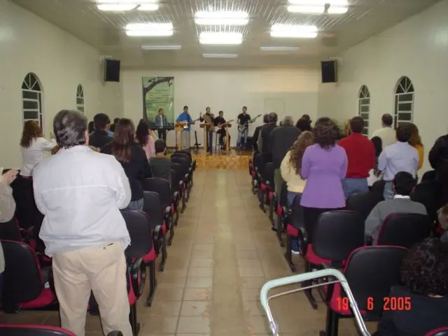 Templo cheio durante um culto, com o grupo de louvor à frente