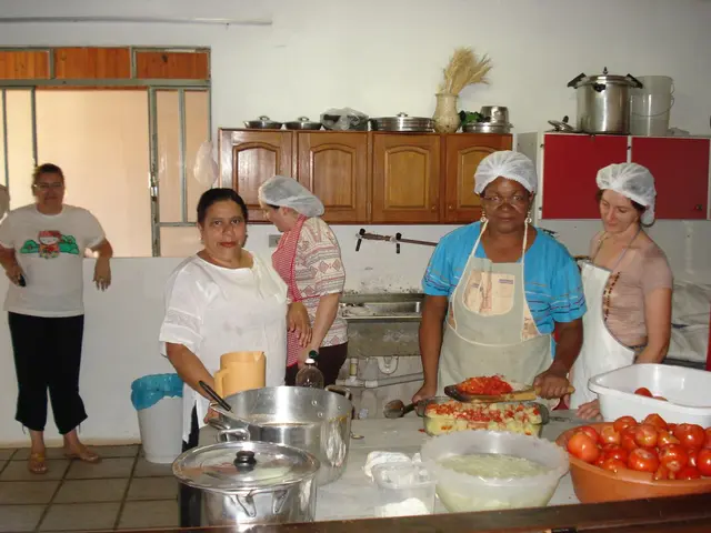 Irmãs preparando comida na cozinha da igreja