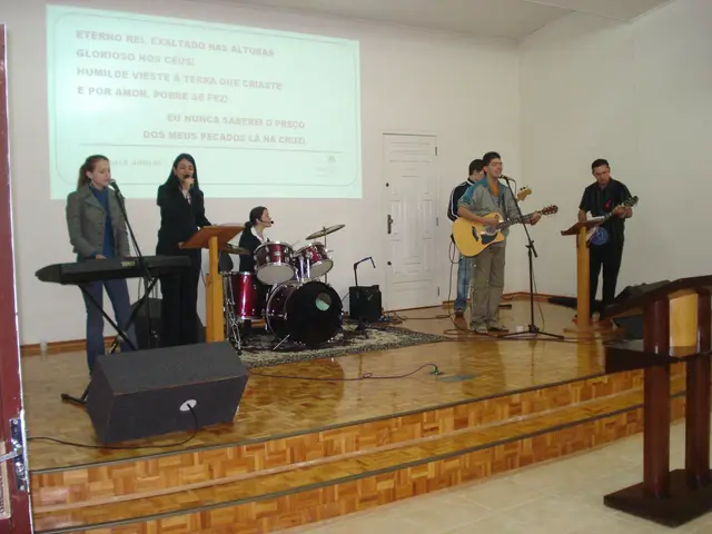 Grupo de louvor cantando no púlpito, com a letra projetada na parede