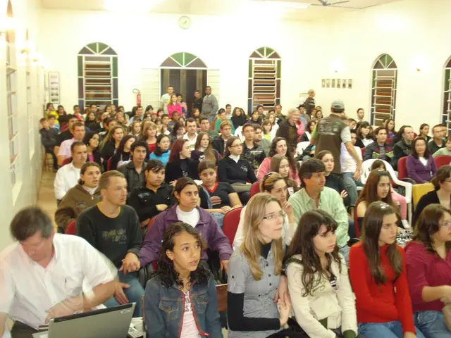 Templo lotado de jovens e famílias