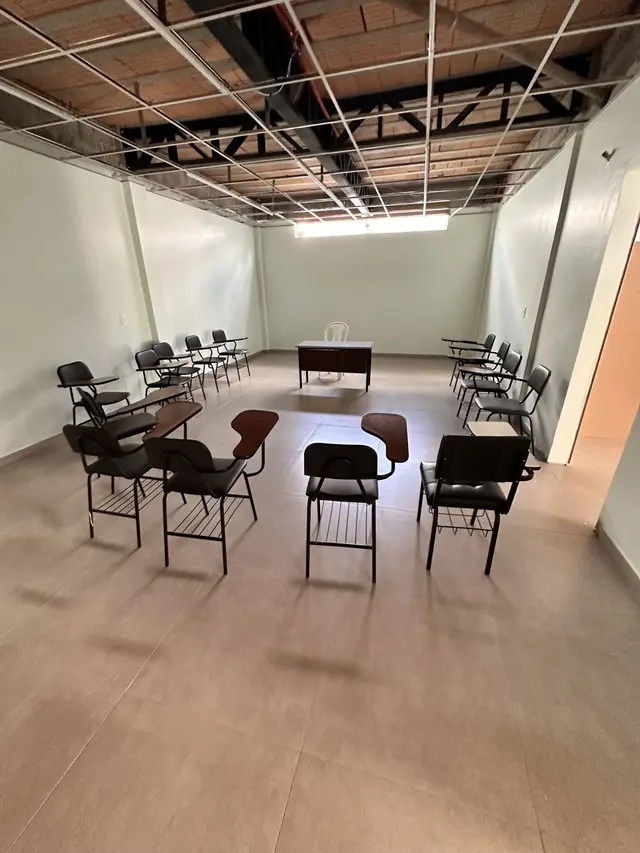 Sala pronta, com piso novo e cadeiras arrumadas em círculo