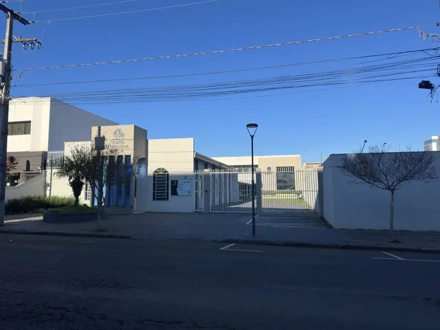 Fachada do templo na Av. Brasil, 67, com o letreiro Igreja Presbiteriana do Brasil, sob céu azul