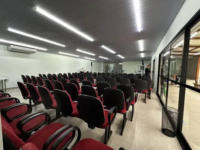 Bancos do templo arrumados no salão social