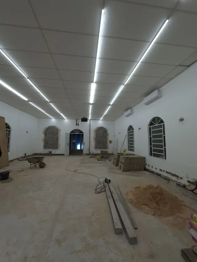 Templo em obra, com o piso retirado e material de construção