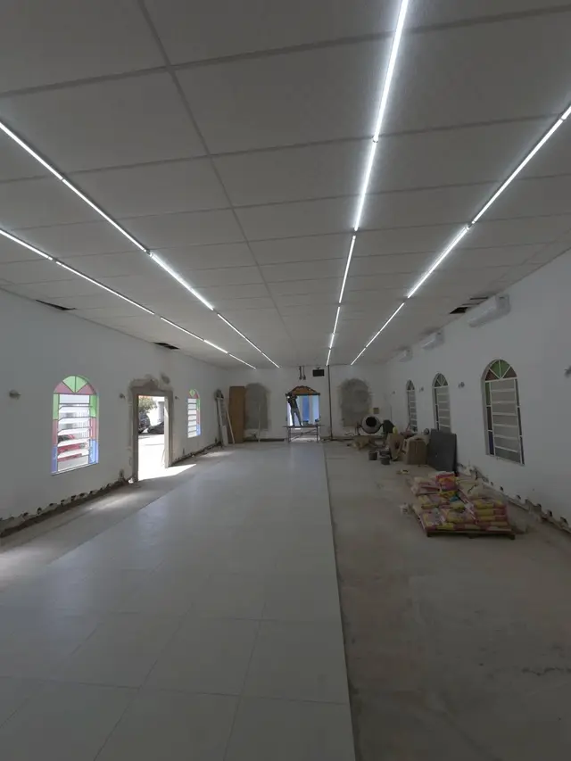 Templo em obra com o piso novo sendo colocado