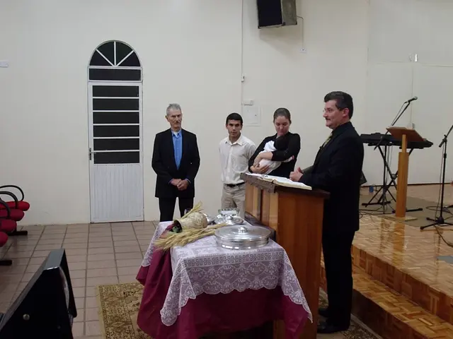 Batismo de uma criança no templo, ao lado da mesa da Ceia