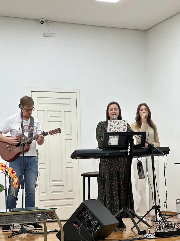 Ministério de Louvor com violão, teclado e duas cantoras no templo da IPPB