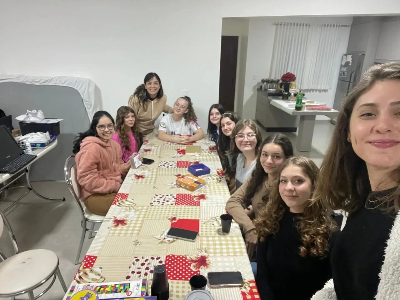 Meninas sentadas em volta de uma mesa comprida durante a roda de conversa do Só Meninas