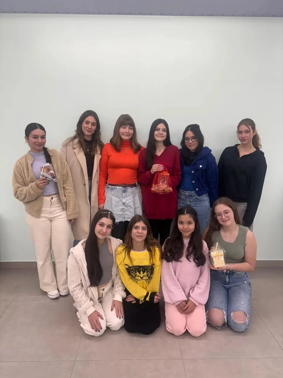 Meninas do Só Meninas reunidas em foto de grupo no salão social da IPPB