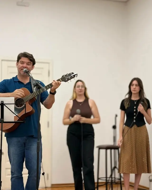 Equipe de louvor com violão e vozes