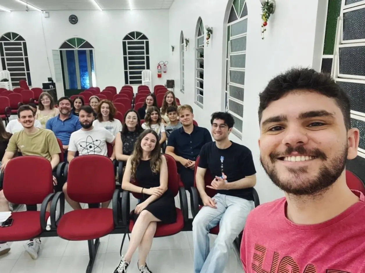 Jovens da UMP sentados no salão da IPPB, sorrindo para uma selfie durante um estudo bíblico