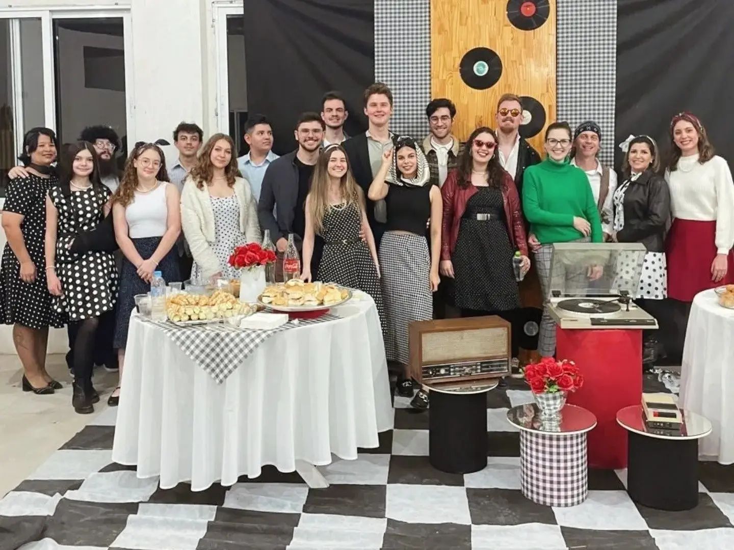 Jovens da UMP reunidos em um encontro temático, com roupas e decoração dos anos 50