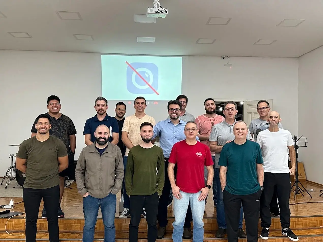 Homens da UPH em roda de conversa com um profissional convidado no Encontro Amigos da UPH