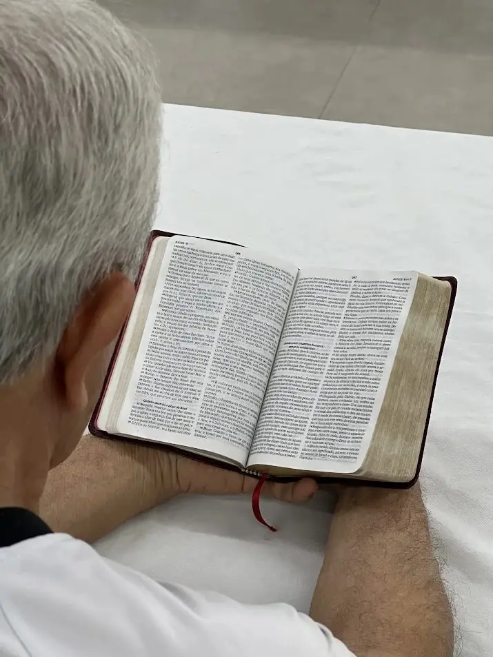 Homens reunidos no salão social da IPPB ouvindo a mensagem de um pastor convidado no Encontro Homens de Valor