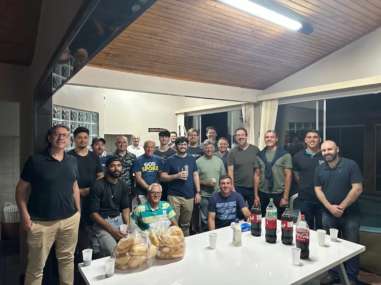 Sócios da UPH reunidos em plenária no salão social da IPPB